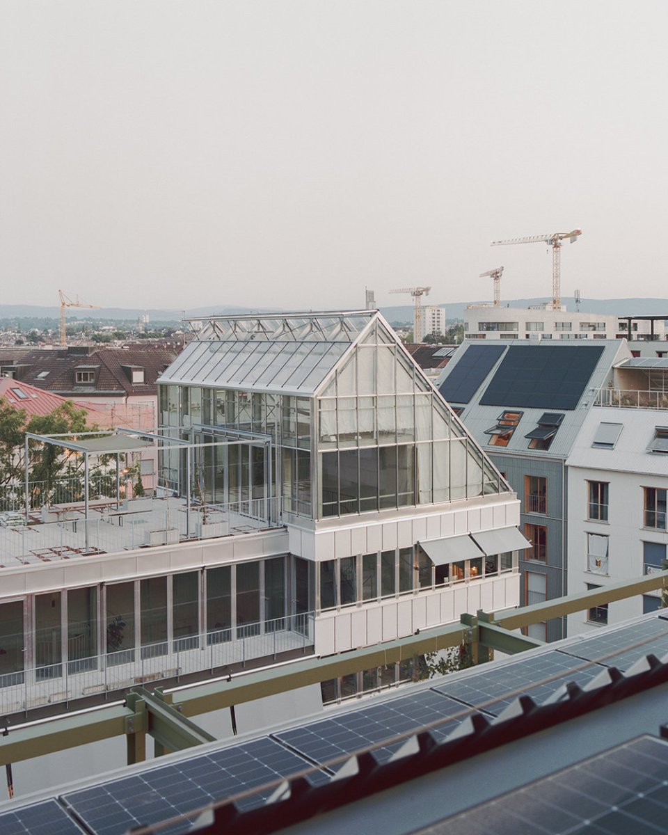 Komunitní bydlení má na střeše sdílenou terasu a skleník. (Komunitní bydlení v bývalé industriální zóně; Clauss Kahl Merz Atelier)