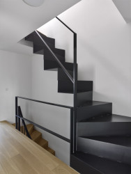 Rekonstrukce řadového domu v Újezdu nad Lesy od architektky Terezy Čudové Ajmové