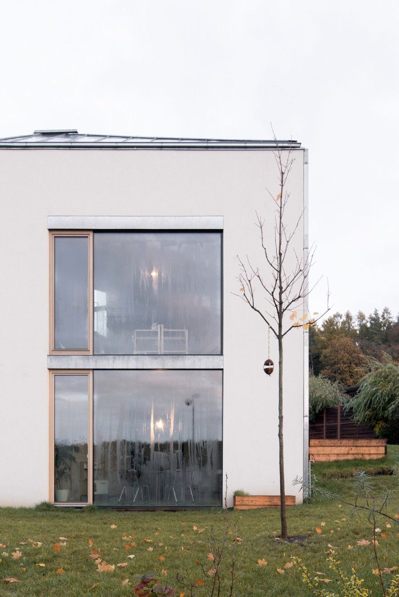 Architekti navrhli prostorově členitý interiér, kterému přezdívají „jeskyně světla“. (Rodinný dům nedaleko Olomouce, studio Malý Chmel)