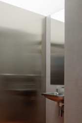 Pohled do sociálního zázemí knihovny (Knihovna v Červeném Kostelci; Papundekl architekti)