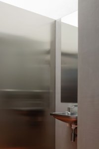Pohled do sociálního zázemí knihovny (Knihovna v Červeném Kostelci; Papundekl architekti)