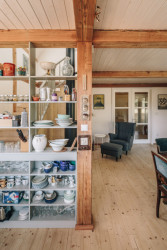 Chata Skelná Huť, re:architekti: Půdorys má tvar obdélníku, který přísná symetrická geometrie dřevěné konstrukce sloupů a trámů pravidelně rozděluje na šest menších obdélníků různých velikostí.