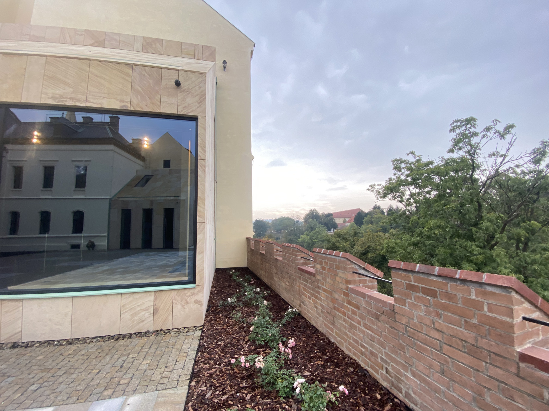 Má velká okna plášť z pískovce