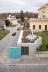 Stavba dostala půdorys daný archeologickým nálezem středověké bašty. (Vstupní objekt do zámeckých sklepů s trafostanicí v Kroměříži od Atelier Štěpán)