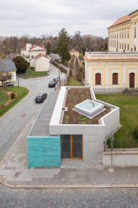 Stavba dostala půdorys daný archeologickým nálezem středověké bašty. (Vstupní objekt do zámeckých sklepů s trafostanicí v Kroměříži od Atelier Štěpán)