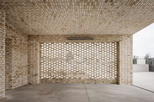Rodinný dům v Záhorských sadech v Bratislavě, ARCHITEKTI mikulaj & mikulajova: S cihlami autoři domu často experimentovali