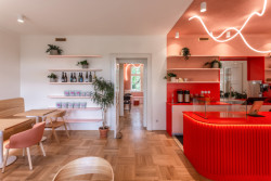 Díky dřevěné podlaze působí hlavní prostor dojmem prvorepublikového obývacího pokoje. (Vila 63, edit!)