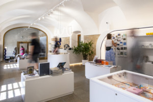 Na Pražském hradě se letos otevřel nový Design Shop podle návrhu designéra Miroslava Nachlingera. (Design Shop Pražského hradu; Miroslav Nachlinger)