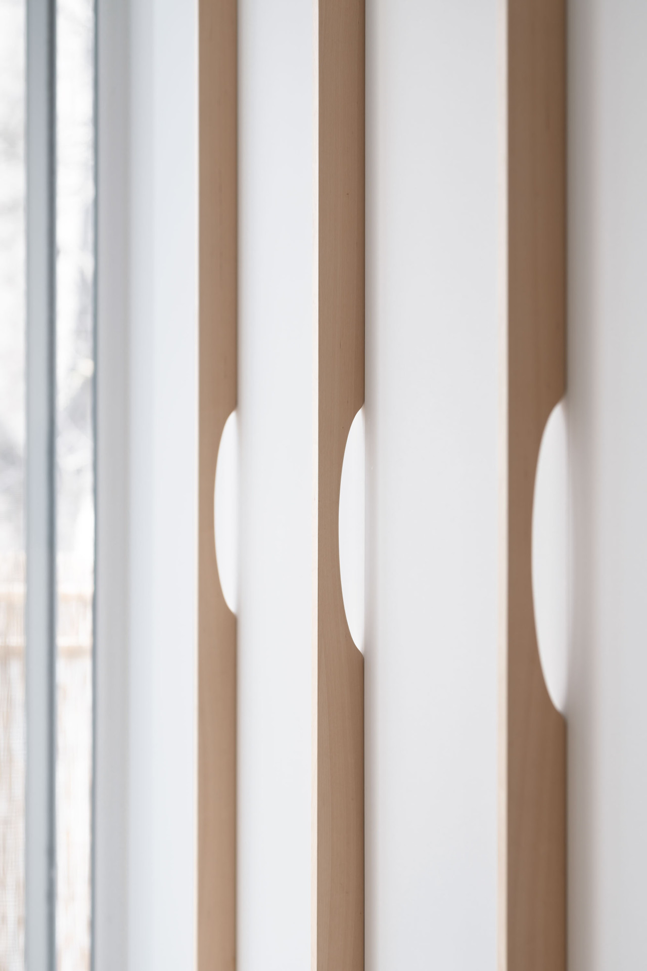 Nebo na dřevěných lamelách plnících roli úchytek. ("Open space" byt v Hodoníně od Atel!er)