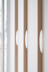 Nebo na dřevěných lamelách plnících roli úchytek. ("Open space" byt v Hodoníně od Atel!er)