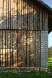 Okno se zavřenou okenicí (Krabice ve stodole; Facha architekti)