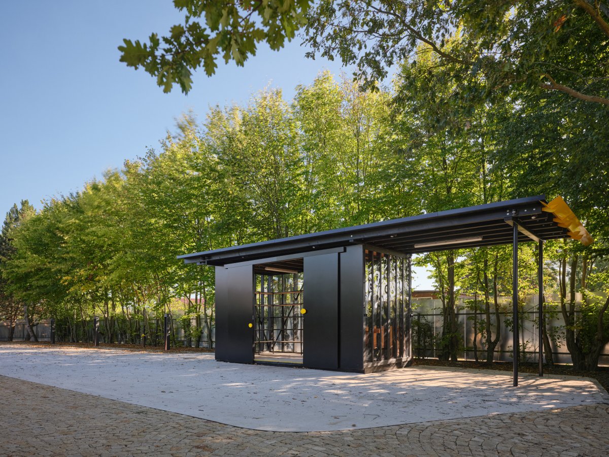 Domek zázemí (Bee House; Petr Novák)