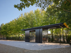 Domek zázemí (Bee House; Petr Novák)