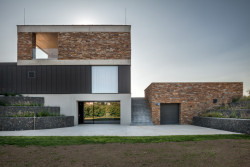 Vila s krytým bazénem od Petra Dobrovolného