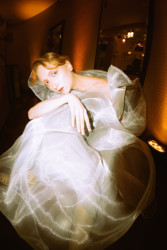 Projekt Red Carpet realizovaný studenty a studentkami Ateliéru designu oděvu a obuvi na Vysoké škole uměleckoprůmyslové v Praze (UMPRUM) - Barbora Fialová