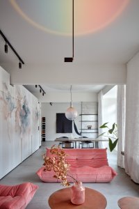 Uměleckých a designérských děl je v něm však řada, je to tedy taková osobní galerie. (Byt v Praze, ateliér Malfino)