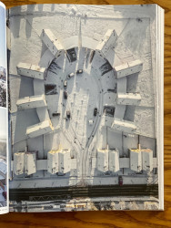 Také několik developerských projektů obsahuje výběr v ročence. (Bydlení v Újezdu nad Lesy, Pavel Hnilička Architects + Planners)