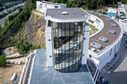Ze staré slávy teras zbyla restaurační budova s patnáctimetrovou vyhlídková věž. Tady byla restaurace, pod střechou kavárna a nahoře svítilo světlo majáku. Navrhl ji v roce 1928 Max Urban, autor urbanismu celé nové čtvrti na barrandovských svazích. Stavba trvala rok a půl, v roce 1929 se už otevíralo. První den přišlo údajně 50 tisíc lidí.
