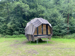 Na workshopu Cabin Fever studenti stavěli a navrhovali drobné stavby.