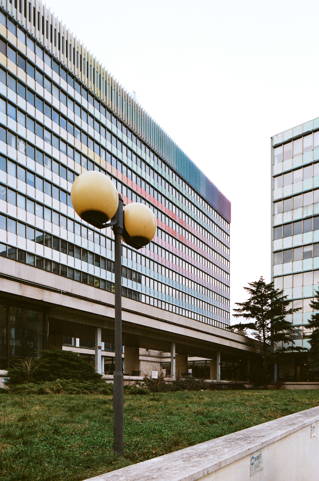 Duhový nátěr dal Chemapolu na začátku milénia izraelský umělec Yaacov Agam na pozvání tehdejších majitelů Kodaňská Office Centre s.r.o.. Pro původně tmavý bronzový plášť je to proměna nevratná. Sundat by možná šel, každopádně by se tím zničila původní úprava plechů. To, že nátěr Chemapol výrazně znehodnotil, potvrdil Národní památkový ústav už před lety, ve svém katalogu píše, že "snižuje důstojnost a eleganci původní kompozice".