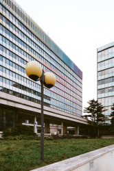 Duhový nátěr dal Chemapolu na začátku milénia izraelský umělec Yaacov Agam na pozvání tehdejších majitelů Kodaňská Office Centre s.r.o.. Pro původně tmavý bronzový plášť je to proměna nevratná. Sundat by možná šel, každopádně by se tím zničila původní úprava plechů. To, že nátěr Chemapol výrazně znehodnotil, potvrdil Národní památkový ústav už před lety, ve svém katalogu píše, že "snižuje důstojnost a eleganci původní kompozice".