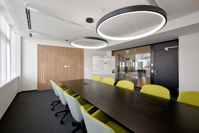 Kanceláře v Linci disponují prostornou zasedací místností s obrazovkou pro (hybridní) konference s digitálním obsahem.