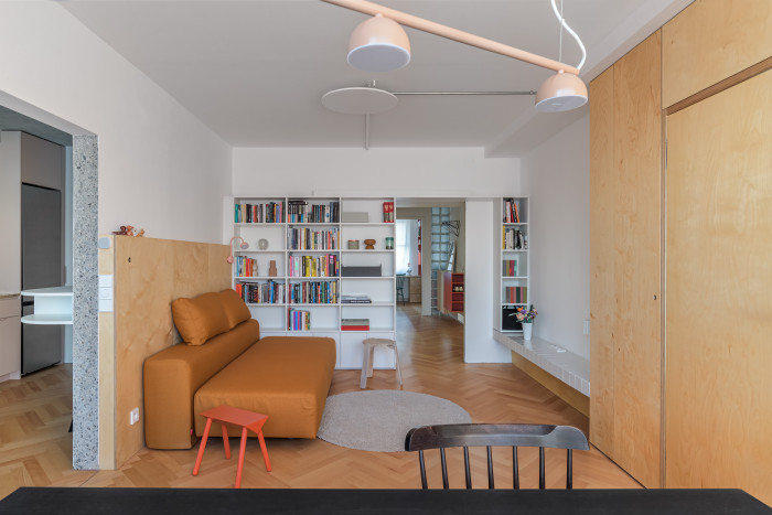 Současný obývací pokoj nabízí příjemné prostředí pro odpočinek. (Byt 4+1 v panelu; Zuzana Bartasová)