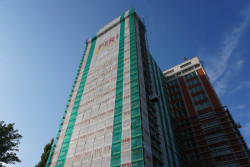 Baťův mrakodrap ve Zlíně se dočkal nové fasády. Lešení pro rekonstrukci dodala společnost PERI.