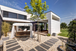 Ateliér MOLNÁR-PERÁČEK navrhli nízkoenergetická rodinný dům u Prahy