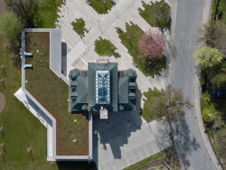 Městská knihovna v Rožnově pod Radhoštěm se skládá z neobarokní vily a nové přístavby. (Městská knihovna v Rožnově pod Radhoštěm, ČTYŘSTĚN)