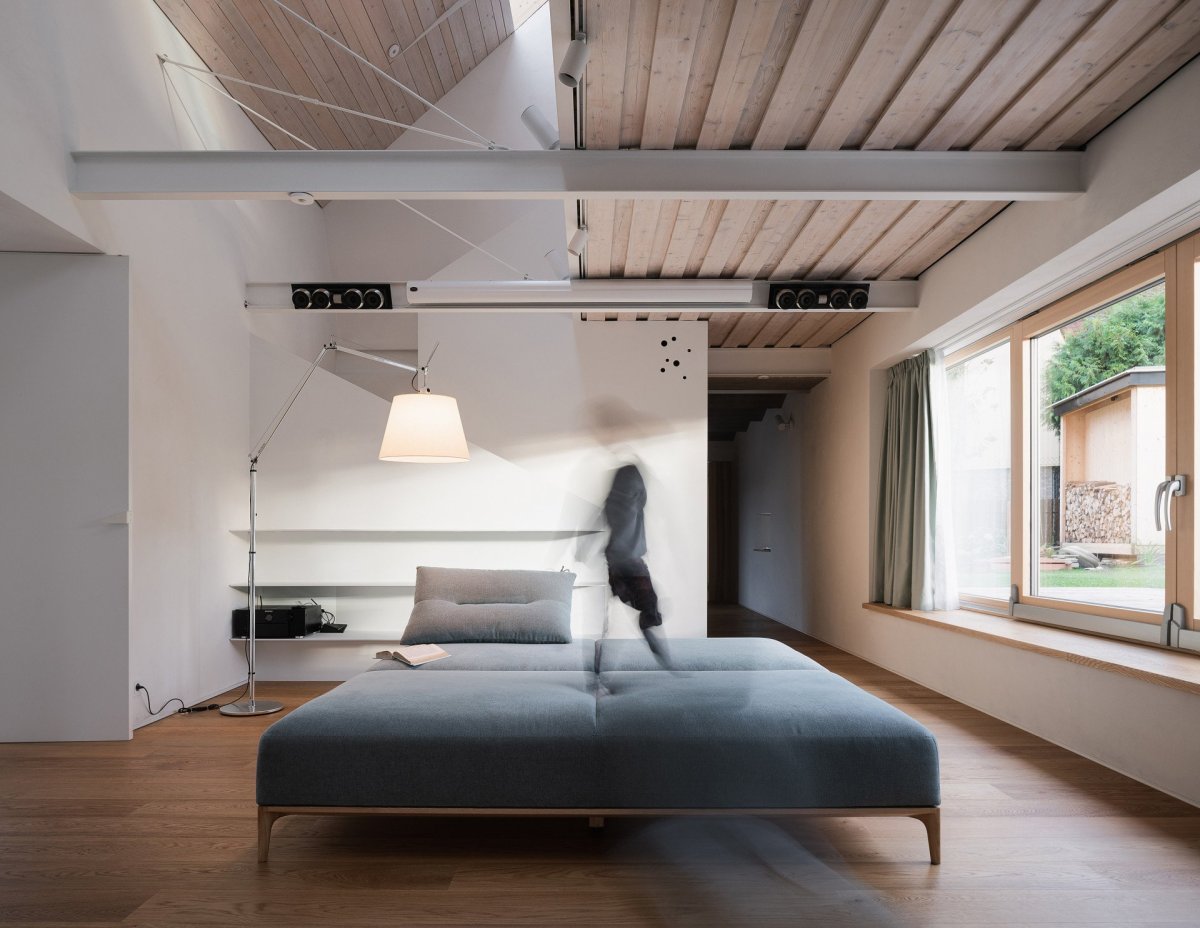 Ateliér Martin Neruda Architektura zrekonstruoval vyhořelý rodinný dům na pražské Zbraslavi