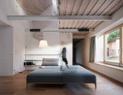 Ateliér Martin Neruda Architektura zrekonstruoval vyhořelý rodinný dům na pražské Zbraslavi