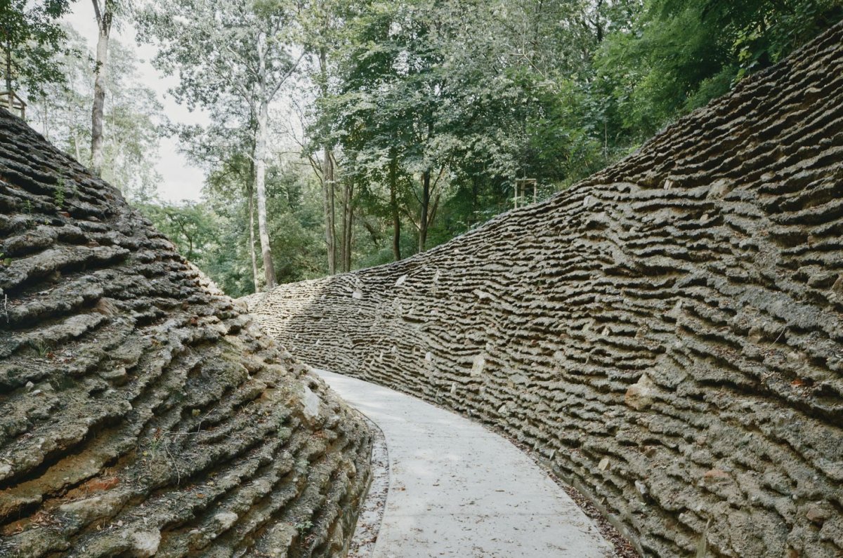 Ateliéry archigrest a topoScape proměnily skládku ve Varšavě na park.