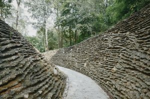 Ateliéry archigrest a topoScape proměnily skládku ve Varšavě na park.