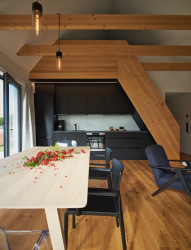 Rekreační dům, Modulora: Smrkové trámy také upomínají na staré krušnohorské chalupy.