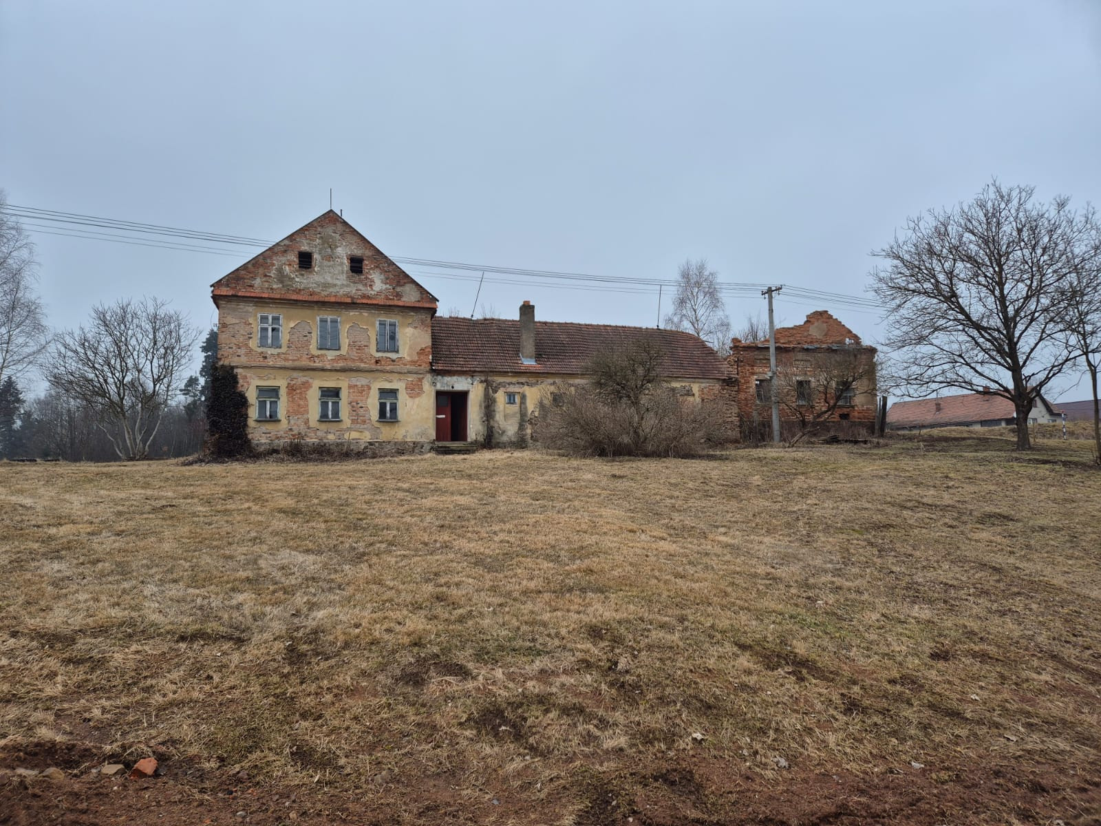 Dům, který nikdo nechce. Vhodný k citlivé rekonstrukci a za použití přírodních materiálů.