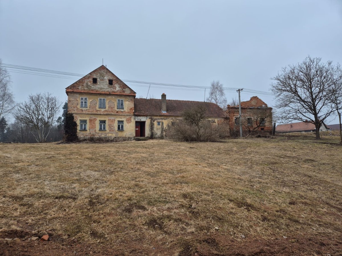 Dům, který nikdo nechce. Vhodný k citlivé rekonstrukci a za použití přírodních materiálů.