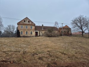 Dům, který nikdo nechce. Vhodný k citlivé rekonstrukci a za použití přírodních materiálů.