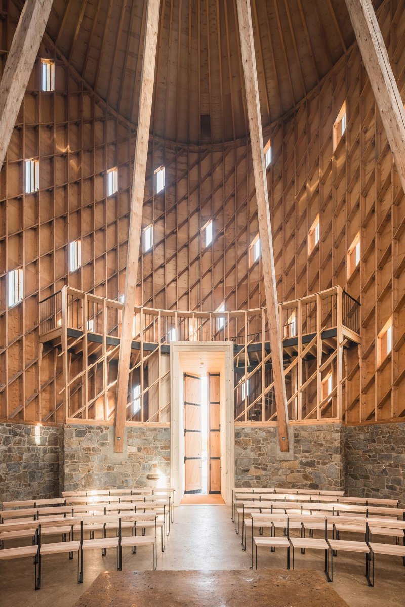 Podle architekta "táhnou člověka vzhůru." (Kaple Panny Marie Bolestné v Nesvačilce, studio RCNKSK)