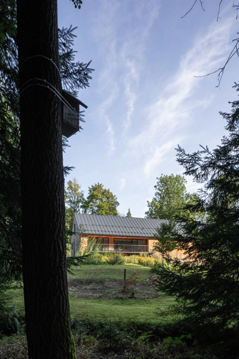 Svou tradici tady má taky dřevěná architektura, v osadě je chráněná roubenka, další domy mají dřevěné krovy, jejichž krokve přesahují až do exteriéru.