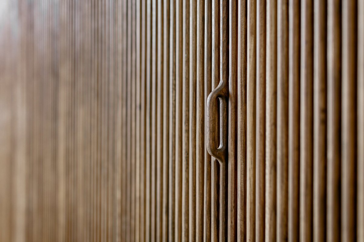 Nejen truhlářské detaily v interiéru jsou výsledkem intenzivní a kvalitní spolupráce mezi rodinou a architekty. (Chata JARO u Prahy, edit! architects)