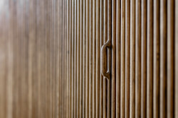 Nejen truhlářské detaily v interiéru jsou výsledkem intenzivní a kvalitní spolupráce mezi rodinou a architekty. (Chata JARO u Prahy, edit! architects)