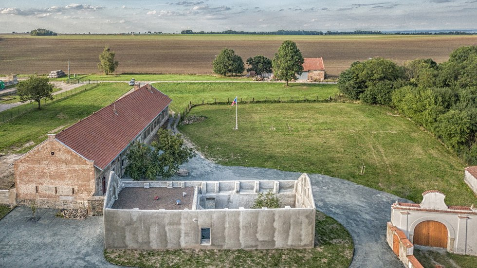 Návrh moderního památníku Tří odbojů v Lošanech. Připomínka hrdinství a odhodlání. IXA, 2022