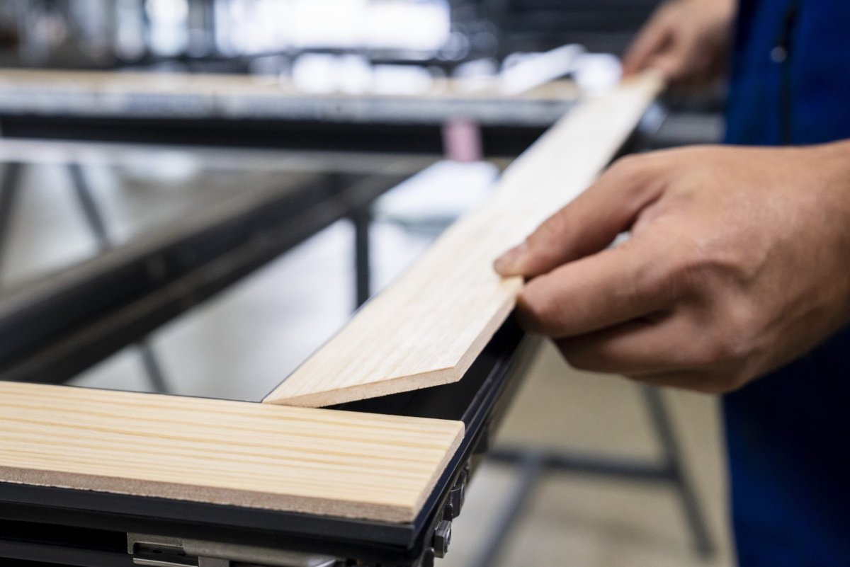 Společnost Schüco představuje nová designová okna s dřevěným dekorem