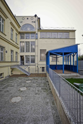 Zprovozněn byl také dříve nepoužívaný dvorek