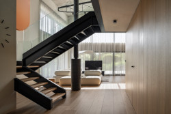 V přízemí je společenská zóna, v patře soukromé pokoje rodičů a dětí. (Industriální přestavba rodinného domu; Atel!er)