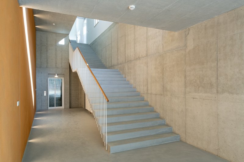 Nový průchod mezi budovou bývalé lázeňské prádelny s kotelnou a Vodoléčebným ústavem (Sluneční lázně v Luhačovicích, TRANSAT architekti)