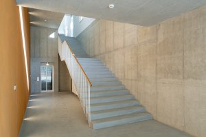 Nový průchod mezi budovou bývalé lázeňské prádelny s kotelnou a Vodoléčebným ústavem (Sluneční lázně v Luhačovicích, TRANSAT architekti)