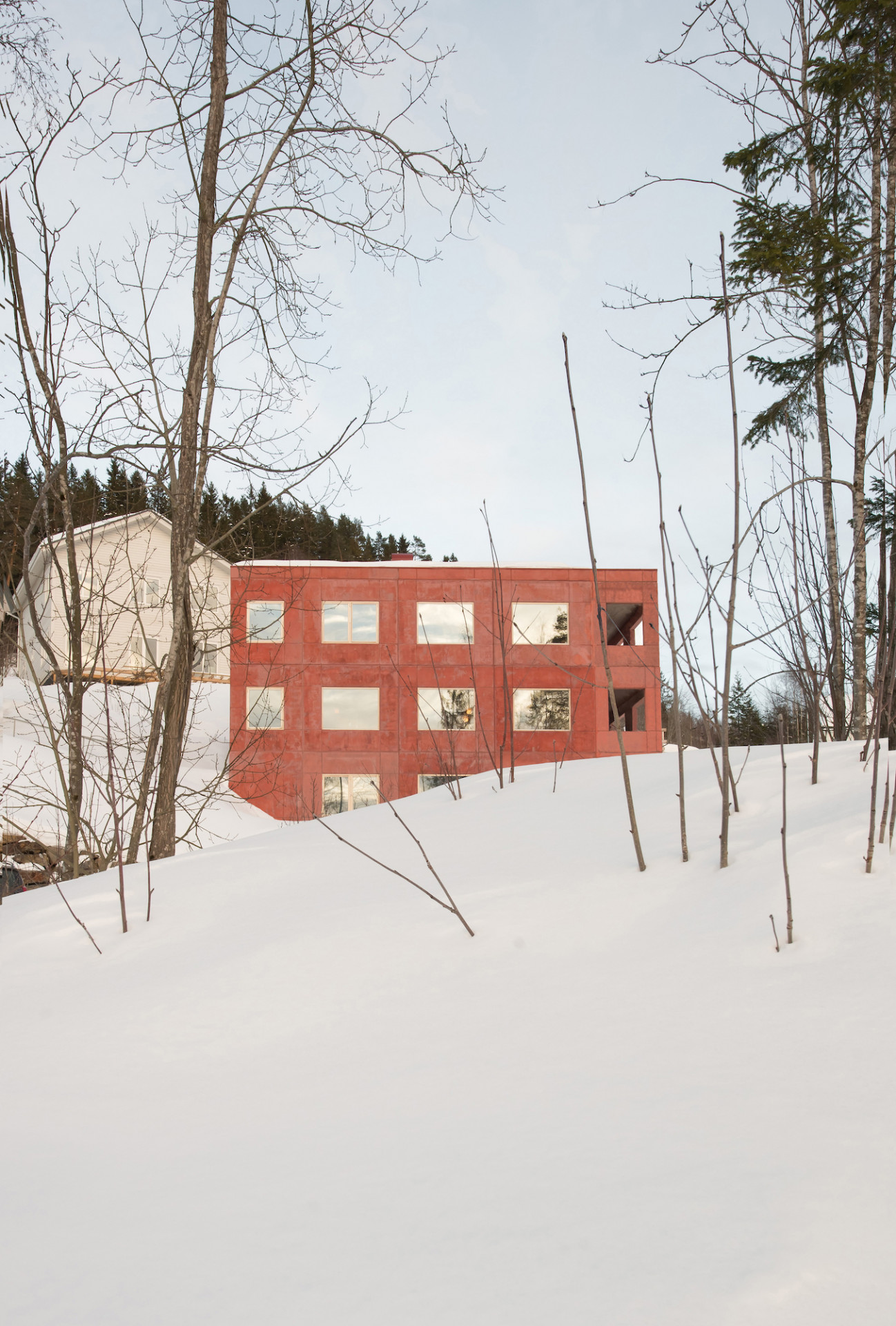 Červený dům z betonu v Lillehammeru, Sanden + Hodnekvam Architects/ John Sanden, Ingvild Hodnekvam, Anders Bjørneseth. Zdroj: Sanden + Hodnekvam Architects