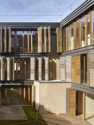 Celkem je v domě bytů třináct, velké jsou od 100 do 215 metrů čtverečních. (Rezidence Gotthardská v Praze, NEDVEDARCHITETI)